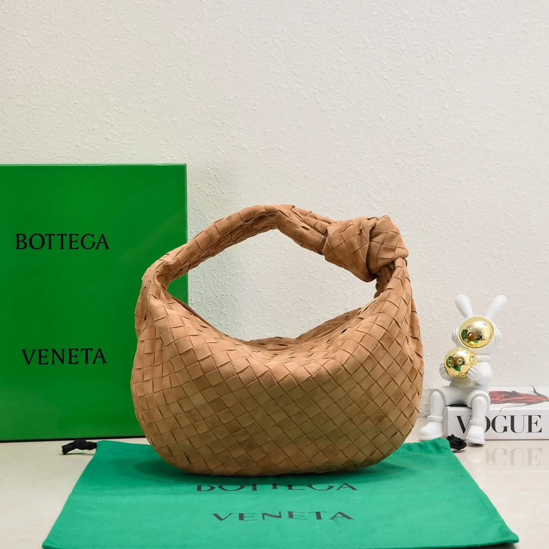 Batch 1460 JODIE Sheep Suede Medium size comes out of Huo~ It is much more practical than small size. The shape is still fashionable and good-looking. Made of classic Yangjin weaving. The iconic weaving has always been the most proud design of BV. The soft shape is super suitable for concave shape~ Not only the size has been changed, the quality details are also more refined. The version is more round and Q. The medium size has more styles. It is not only practical and can hold everything, but also can carry Jodie's fashionable concave shape. It’s really both practical and fashionable. It’s awesome! Size: 36x21x13, model: 6697# frosted leather